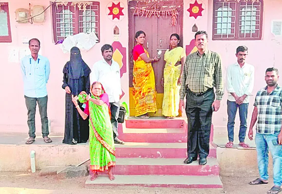 తహసీల్దార్ కార్యాలయానికి తాళం