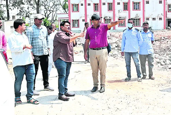 అభివృద్ధి పనుల్లో వేగం పెంచాలి