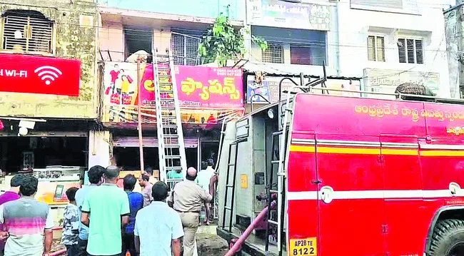 వస్త్ర దుకాణంలో అగ్నిప్రమాదం