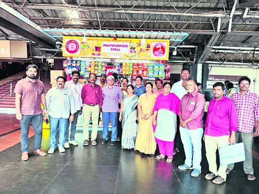 అధిక ధరలకు విక్రయిస్తున్న స్టాళ్లపై కేసులు