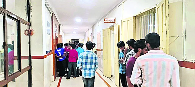 ఏయూలో విద్యార్థులకు చోటేదీ..?