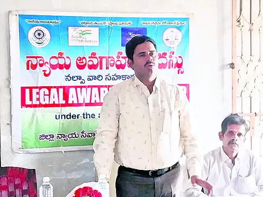 అసంఘటిత కార్మికులకు చట్టాలపై అవగాహన అవసరం