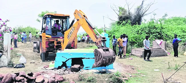యువకుడి మృతదేహం వెలికితీత