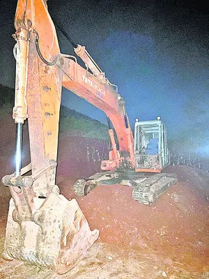 నిశీధి వేళలో గ్రావెల్ మాఫియా అలజడి