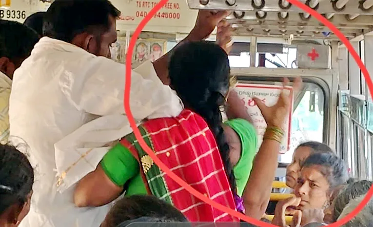 Women Fight Over Seat On TSRTC Bus In Mahabubnagar