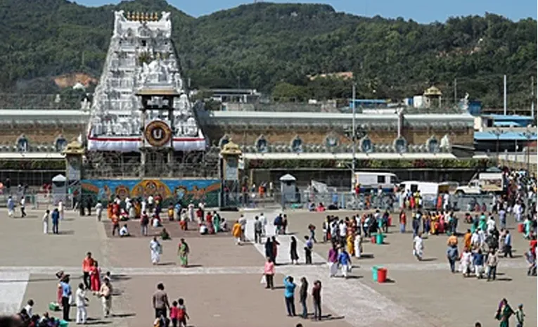 Sarva Darshan Waiting Time 8 Hours At Tirumala