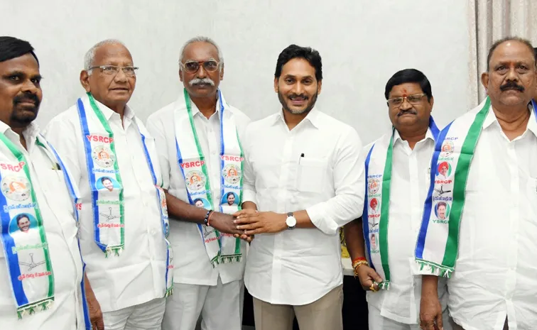 Several Former Employees Union Leaders Join Ysrcp