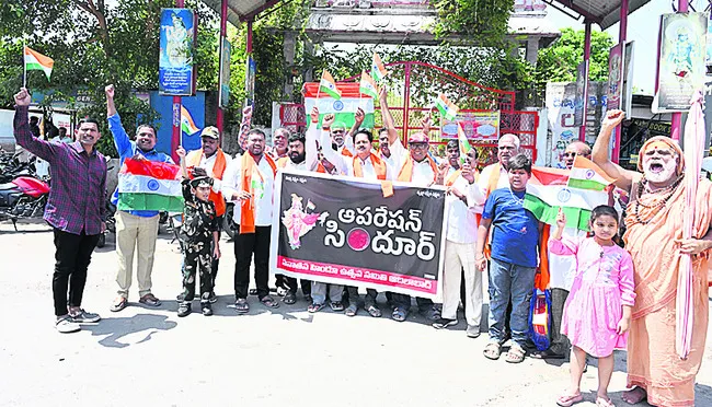 పహల్గాం బాధితులకు సిందూర్‌తో నివాళి