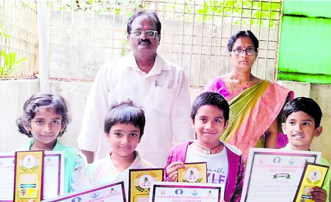 ఉత్కంఠగా అండర్–7 చెస్ పోటీలు