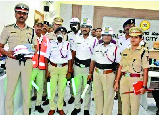 ట్రాఫిక్ పోలీసులకు ఏసీ హెల్మెట్లు