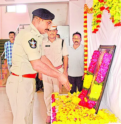 అల్లూరి జీవితాన్ని ఆదర్శంగా తీసుకోవాలి