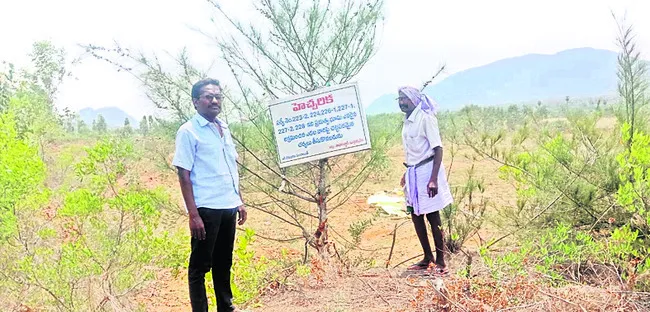పారిశ్రామికవేత్త అప్పగించిన భూమిలో ఆక్రమణలు 