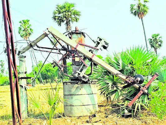 ఈదురు గాలులతో ఎన్పీడీసీఎల్కు నష్టం