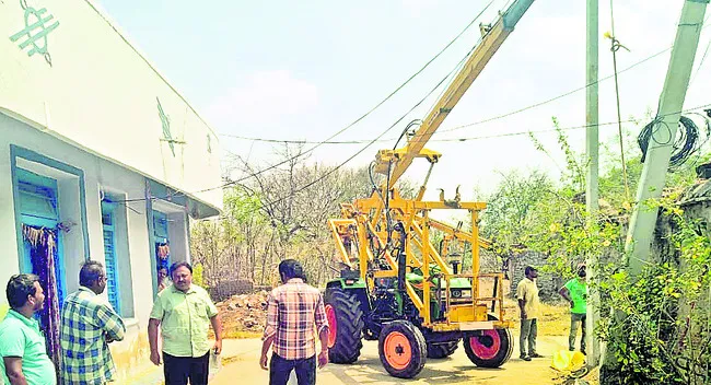 ఈదురు గాలులకు ఎన్పీడీసీఎల్కు నష్టం