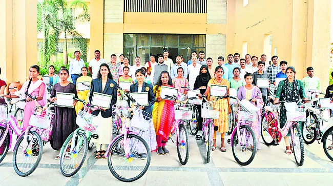 విద్యార్థులు పట్టుదలతో చదవాలి