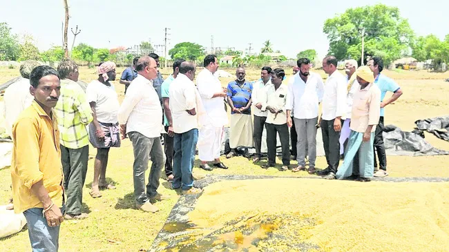 తడిసిన ధాన్యాన్ని సైతం మిల్లర్లు దించుకోవాలి 