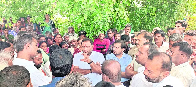 మాకింత విషమిచ్చి.. భూములు తీసుకోండి
