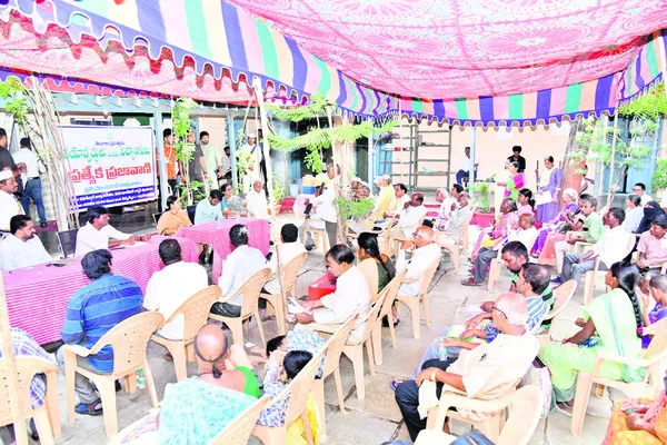 ప్రజావాణి ఫిర్యాదులపై ప్రత్యేక శ్రద్ధ వహించాలి