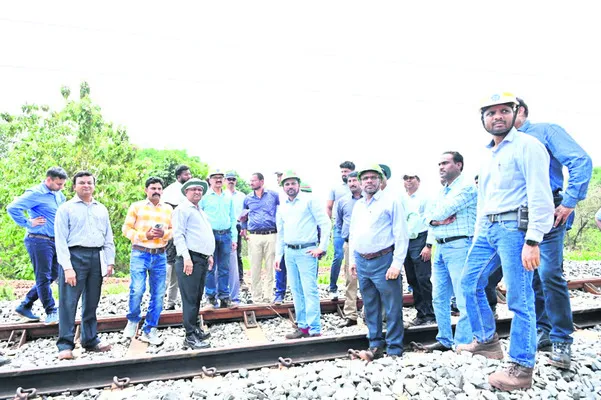 కిరండూల్ రైల్వే లైన్లోడీఆర్ఎం తనిఖీలు