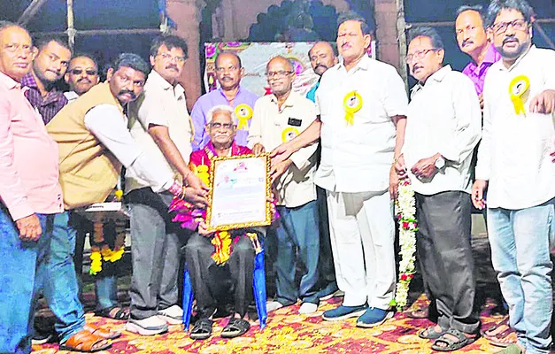 ఉత్తమ సేవలకు పురస్కారం