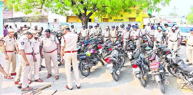 తొండపిలో పోలీసుల కార్డన్ సెర్చ్