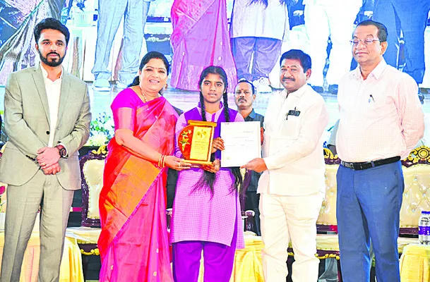 విద్యార్థులకు ప్రతిభా పురస్కారాలు 