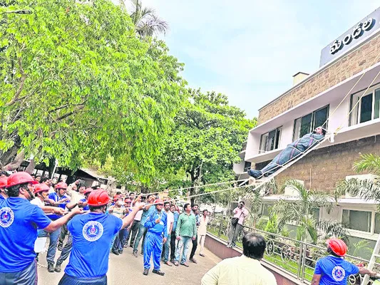 డీఆర్‌ఎం కార్యాలయం వద్ద..