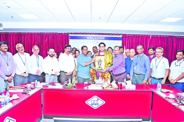 ‘ఆత్మనిర్భర్‌ భారత్‌కు అనుగుణంగా వృద్ధి సాధించాలి’