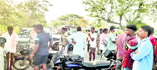 ధాన్యం తరలించడం లేదని రైతుల ఆందోళన 