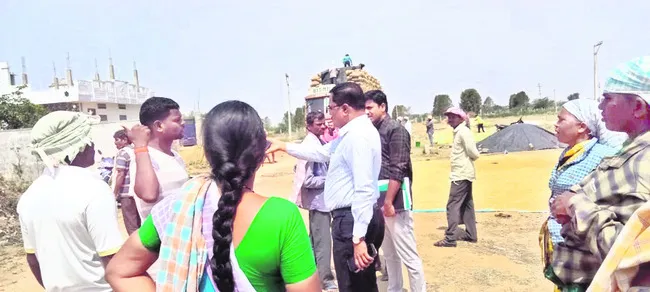 మిల్లర్లు ధాన్యం దించుకోవాల్సిందే..