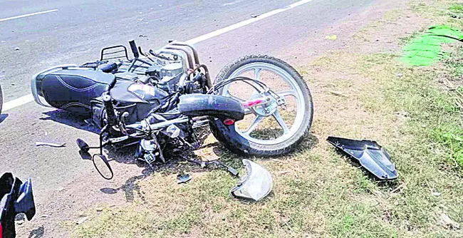 బైక్‌ను ఢీకొట్టిన కారు.. ఇద్దరికి తీవ్రగాయాలు 