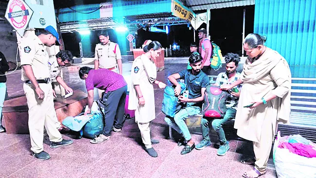 అనకాపల్లి రైల్వే స్టేషన్లో విస్తృత తనిఖీలు 