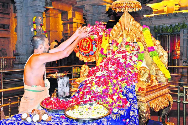 కనుల పండువగా లక్ష పుష్పార్చన