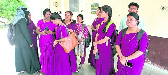 రూ.పదివేలు ఇస్తేనే హాల్టికెట్!