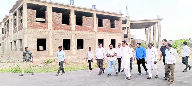 అభివృద్ధి పనులు ఇంకెప్పుడు పూర్తి చేస్తారు