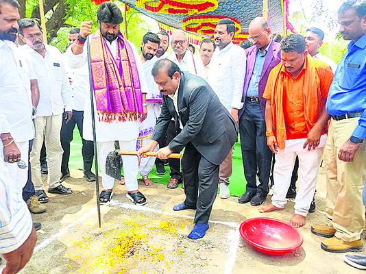 భవన నిర్మాణానికి భూమిపూజ