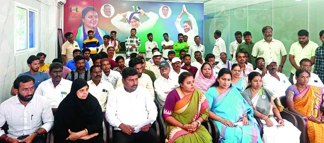 బీసీ మహిళల స్కీంలో మంత్రి సవిత స్కాం
