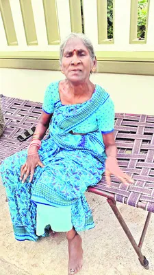 వృద్ధురాలి కళ్లలో కారం చల్లి..