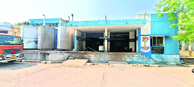 పాడి పరిశ్రమపై నీలి నీడలు