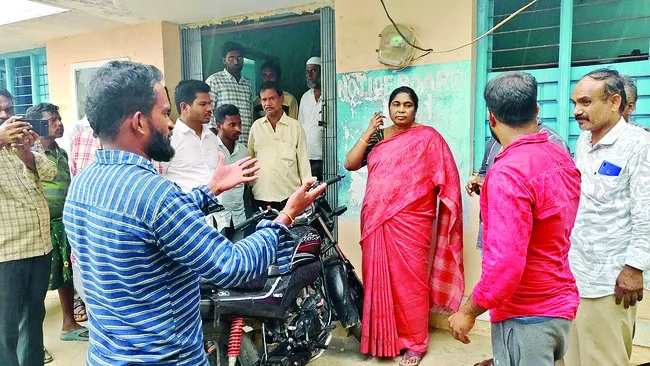 రైతు ప్రాణం బలిగొన్న రెవెన్యూ నిర్లక్ష్యం