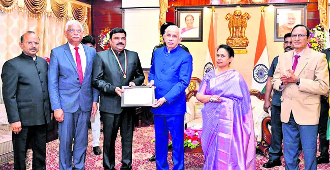 జిల్లా కలెక్టర్కు రెడ్క్రాస్ అవార్డు
