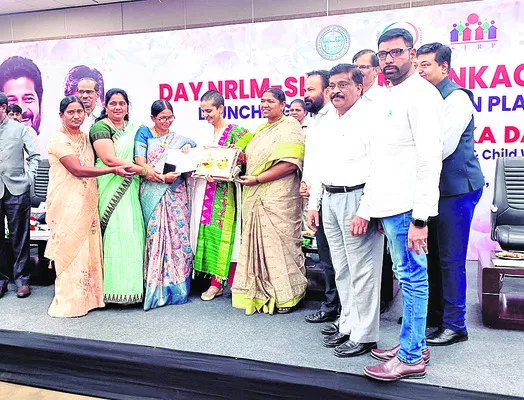 బ్యాంకు లింకేజీలో జిల్లాకు ఉత్తమ అవార్డు