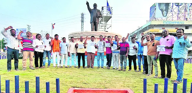 నల్లబ్యాడ్జీలతో జర్నలిస్టుల నిరసన