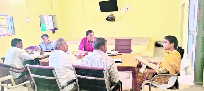 భూ సమస్యలు పరిష్కరించేందుకు కృషి చేయాలి
