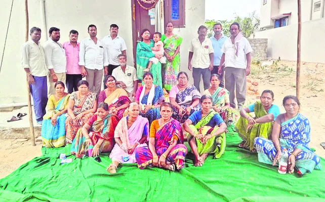భార్యలను ఇంట్లో నుంచి గెంటేసిన తండ్రి, కొడుకు