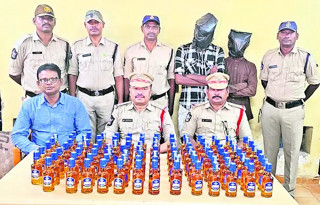 మద్యం దుకాణంలో చోరీ నిందితుల ఆరెస్టు