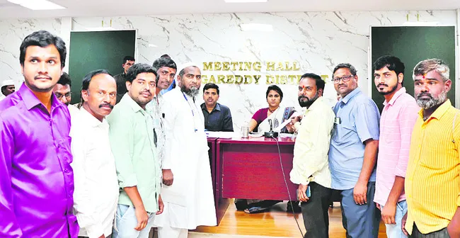 పత్రికా స్వేచ్ఛకు సంకెళ్లు