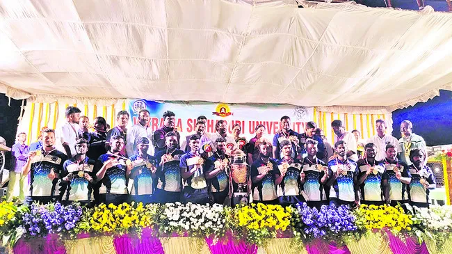సాఫ్ట్బాల్ టోర్నమెంట్ విజేత వీఎస్యూ