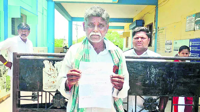 గిరిజన రైతు ఆత్మహత్యాయత్నం