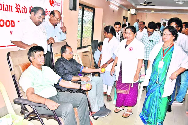 రక్తదానం చేసి స్ఫూర్తి నింపిన కలెక్టర్
